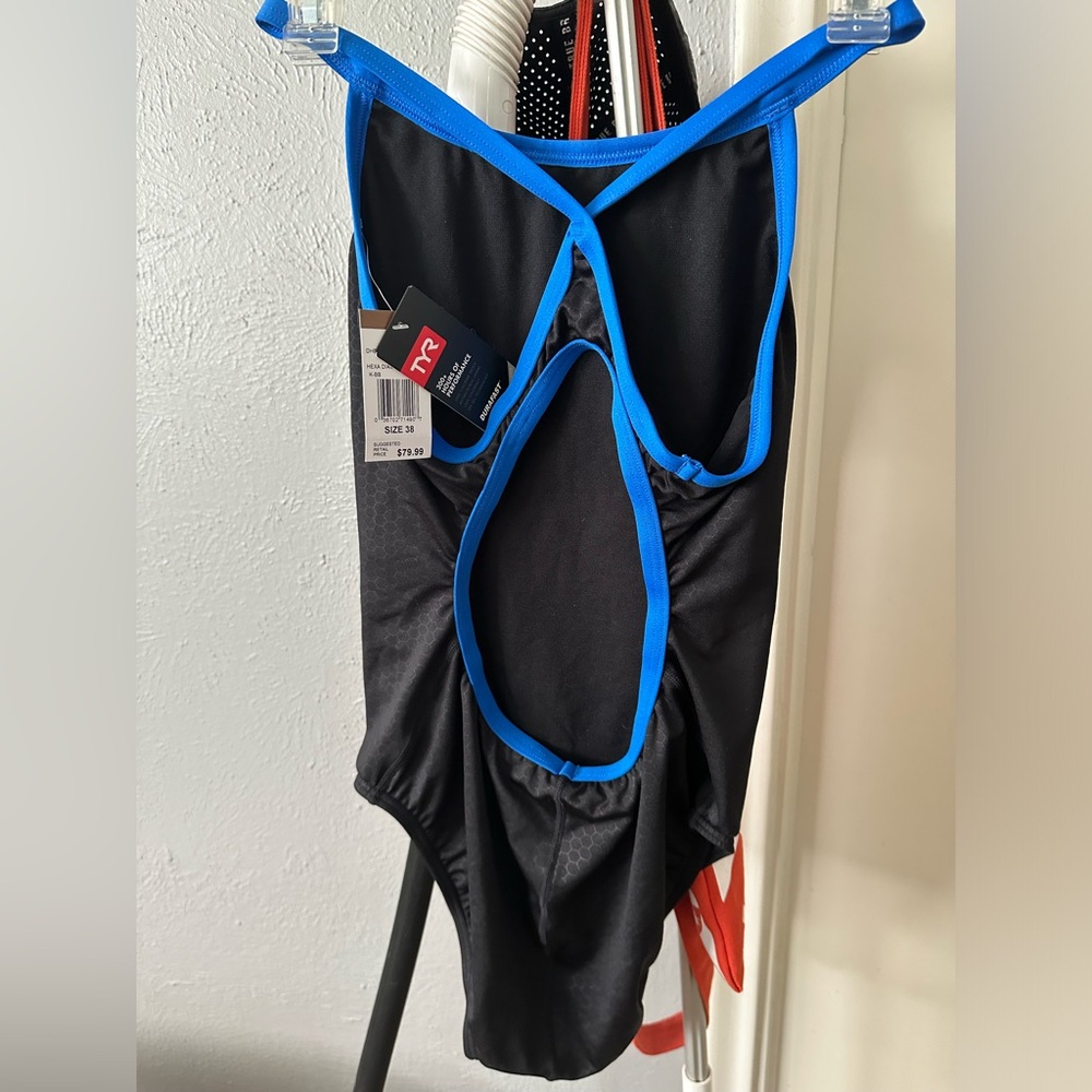 Black one piece TYR women’s swimsuit size is 38/XL
